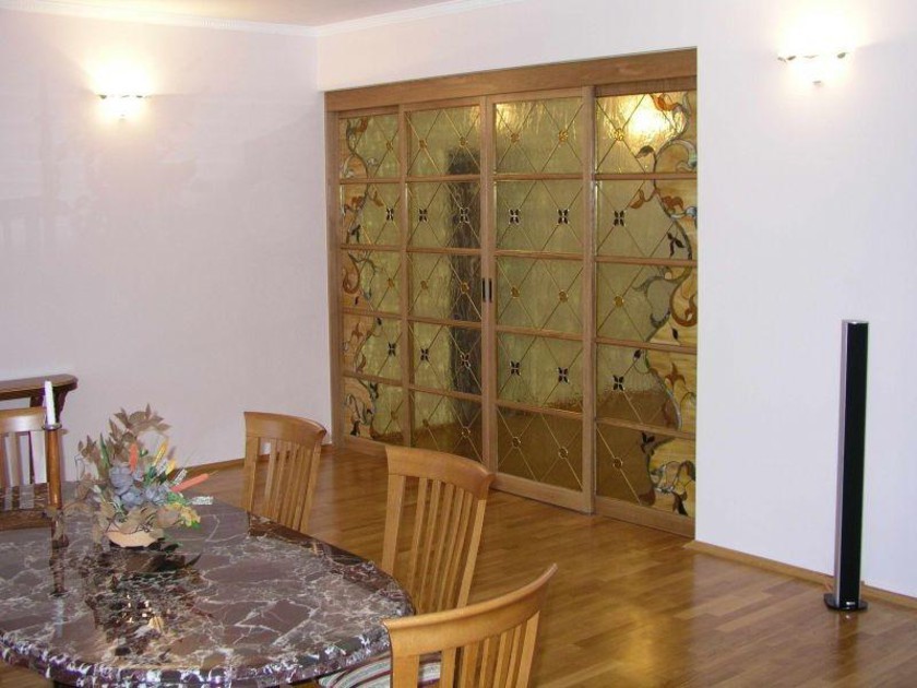 Перегородка для гостиной с цветным стеклом и декоративными вставками Батайск