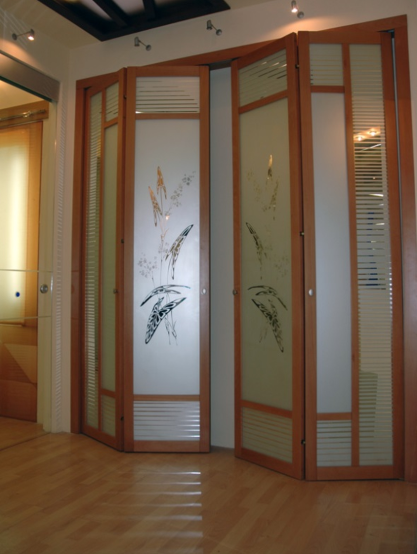 Широкие двери гармошка с матовым стеклом и рисунком Батайск