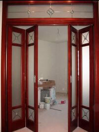 Дверь гармошка с декоративными стеклянными вставками Батайск